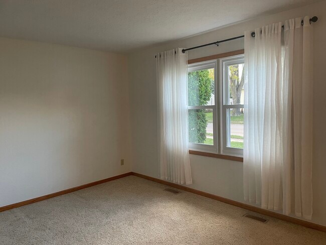 Living Space - 605 W Oak St