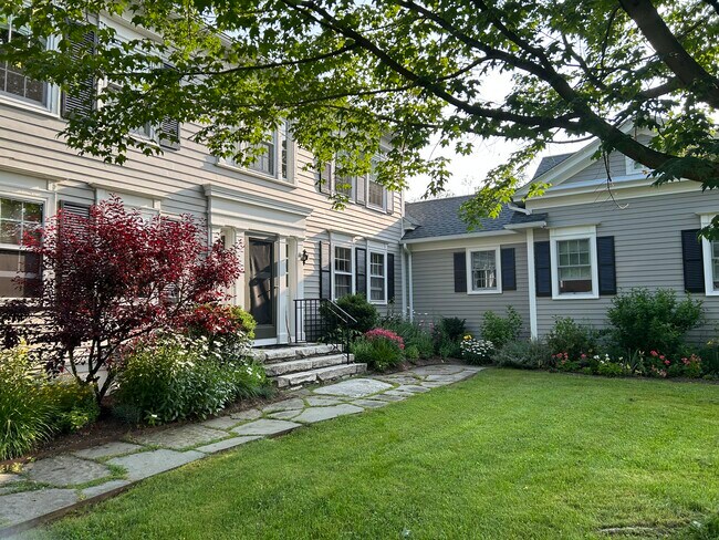 Building Photo - 304 Egremont Plain Rd