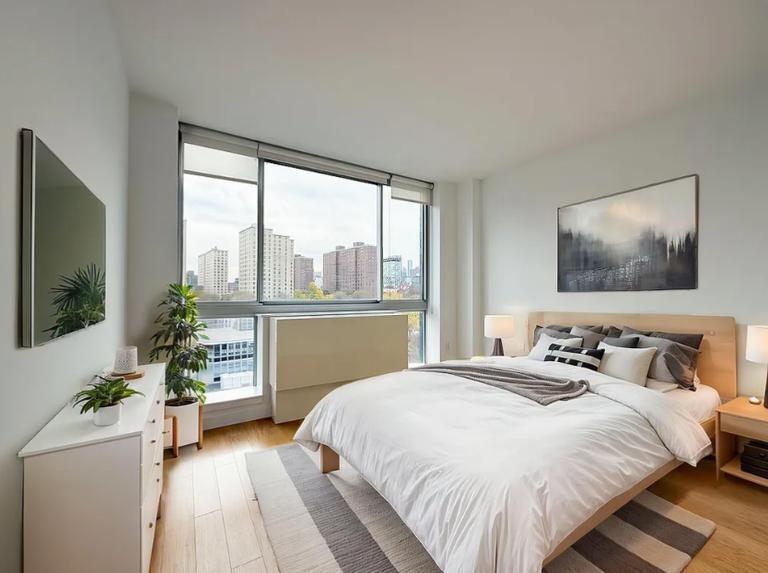 Foto principal - 310 E 2nd St