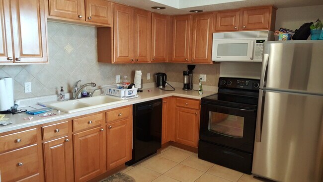 Foto del edificio - 3D Tour Available - Pool & Clubhouse + Off...
