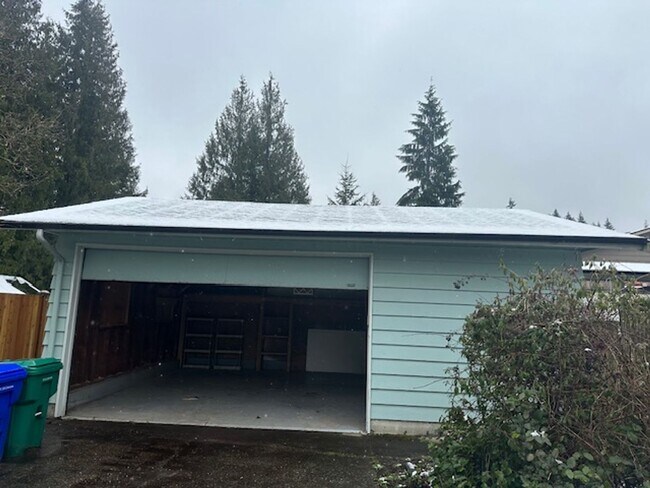 Foto del edificio - Lightly Updated 4 Bed Everett Home w/ Large Detached Garage/Workshop!