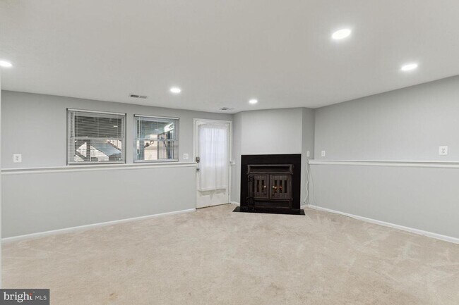 Building Photo - 9530 Glen Oaks Ln