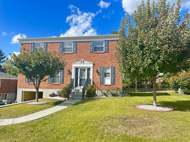 Building Photo - 2910 Campus Dr