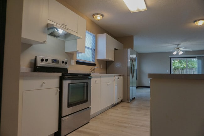Building Photo - 322 Apple Dr