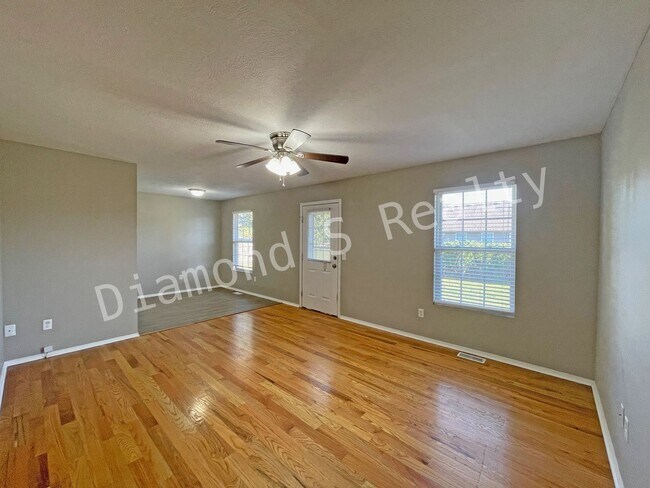 Building Photo - Updated 3 Bedroom Home in Reed/Hillcrest S...