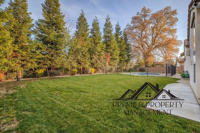Foto del edificio - Exquisite LUXURY home  on 1/2 acre with POOL in Morgan Creek's gated community!