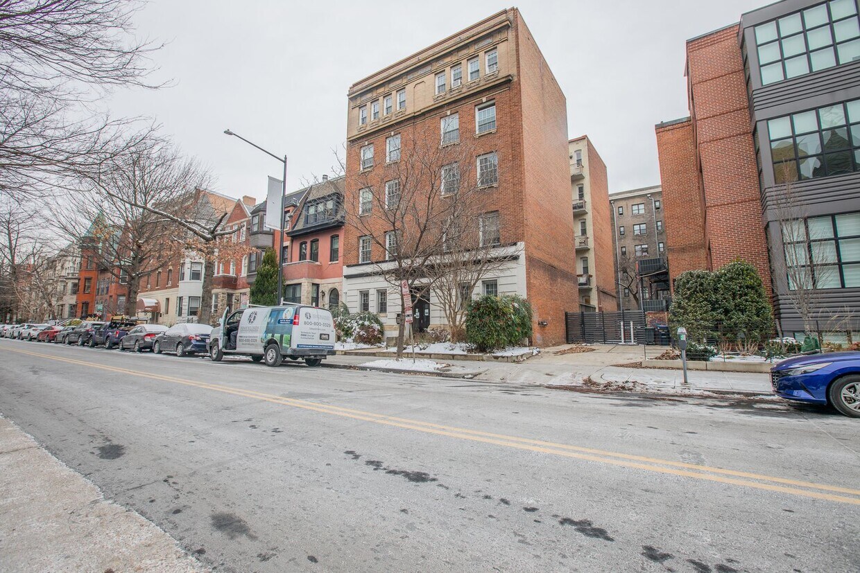 Foto principal - Lovely 1 BR/1 BA Condo in Dupont Circle!