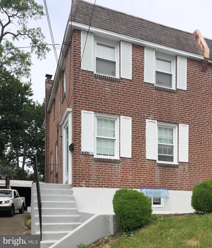 Primary Photo - 1242 Harding Dr