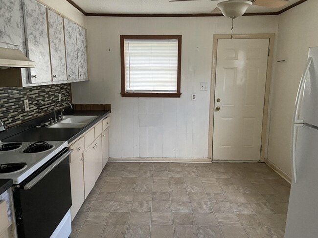 Building Photo - 5218 Field Dr