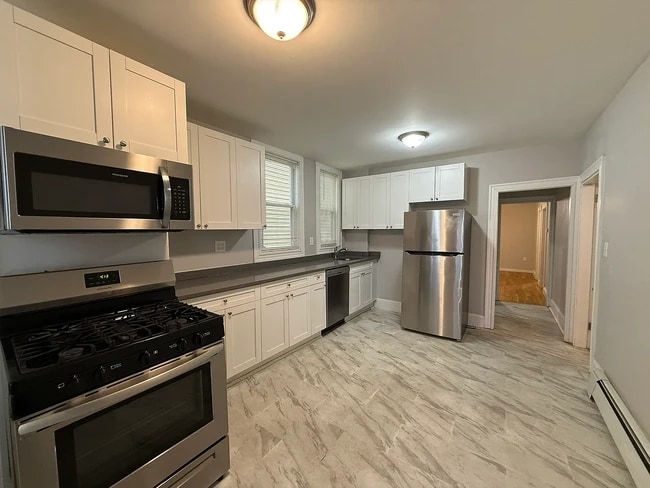 Building Photo - 205 Chelsea St