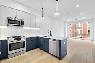 Building Photo - 425 3rd St