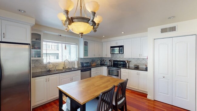 Kitchen - 18316 Hatteras St