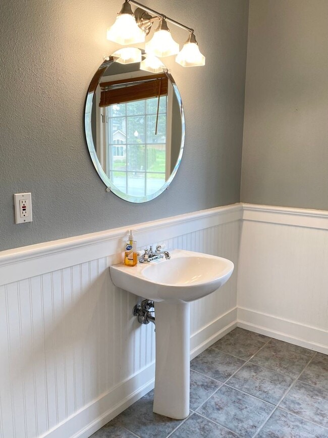 Building Photo - Beautiful custom home in Lakeshore Estates