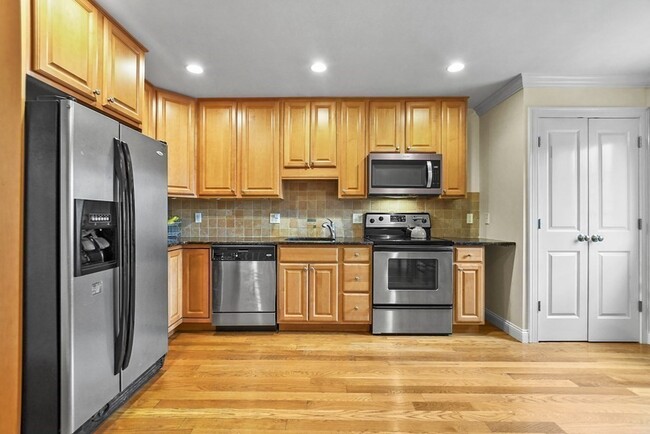 Building Photo - 224 Robbins St