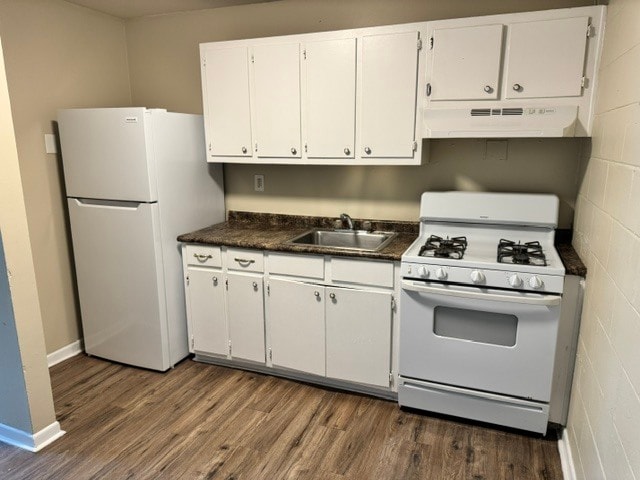 Kitchen - Palm Court Apartments