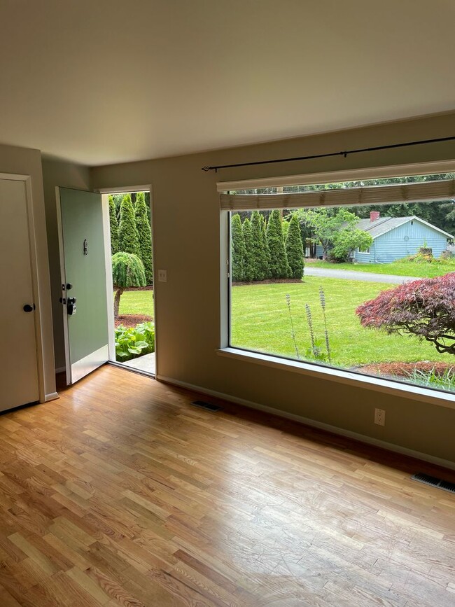 Building Photo - 3 Bed/ 2 Bath House near Scriber Lake in L...