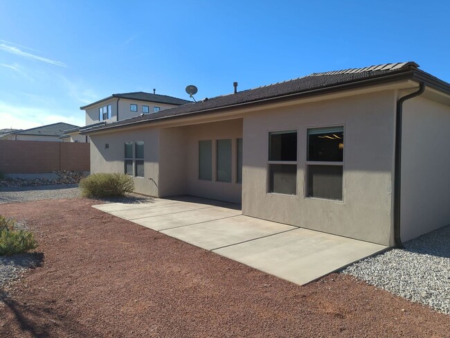 Building Photo - Newer 3-Bedroom 2-Bathroom Home. Small Dog...