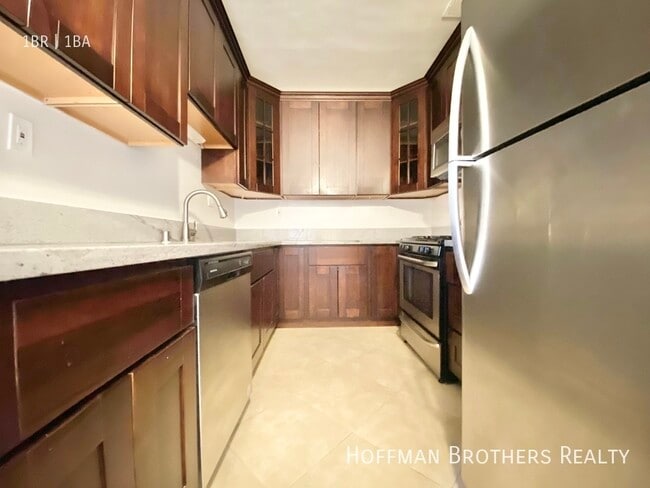 Building Photo - 800 N Las Palmas Ave