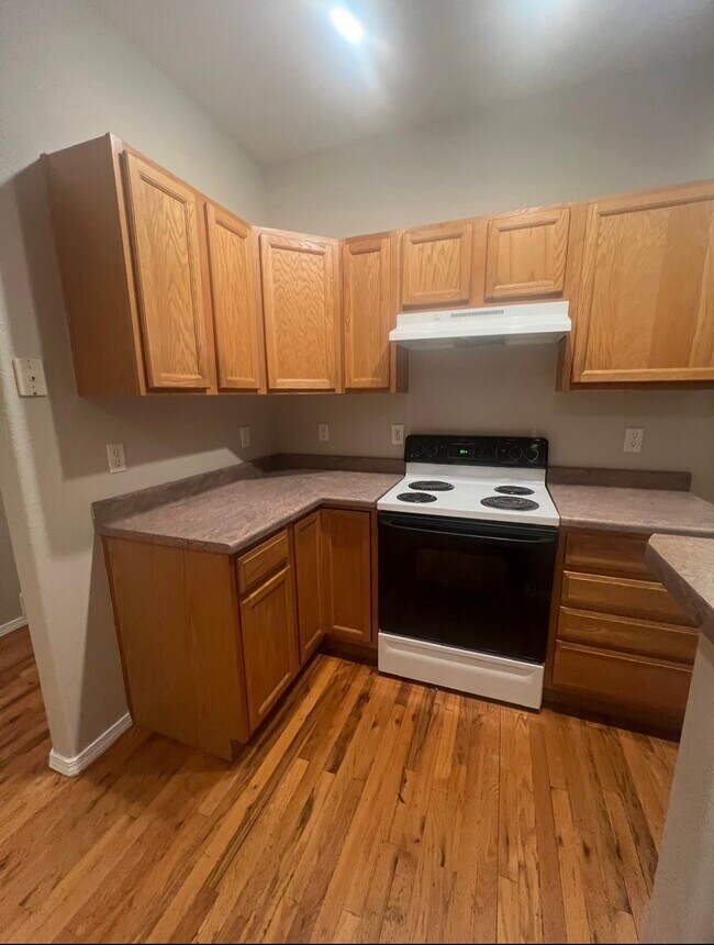 Cocina con suelo de madera noble, foto real - 2563 Malpaso Pt