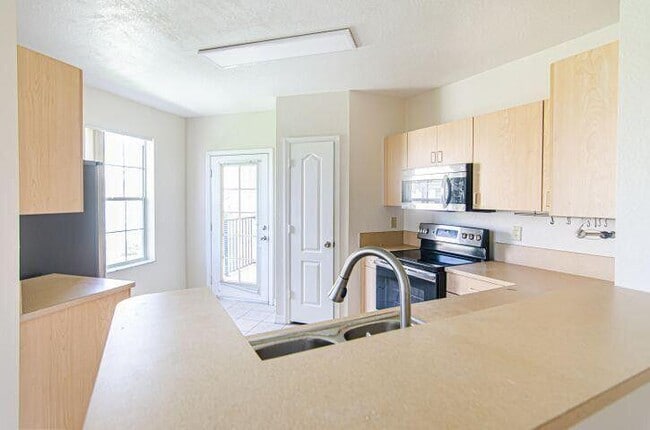 Building Photo - 118 SW Peacock Blvd