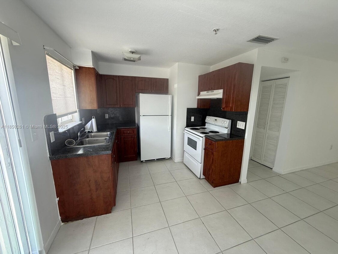 Primary Photo - 1453 SW 3rd St