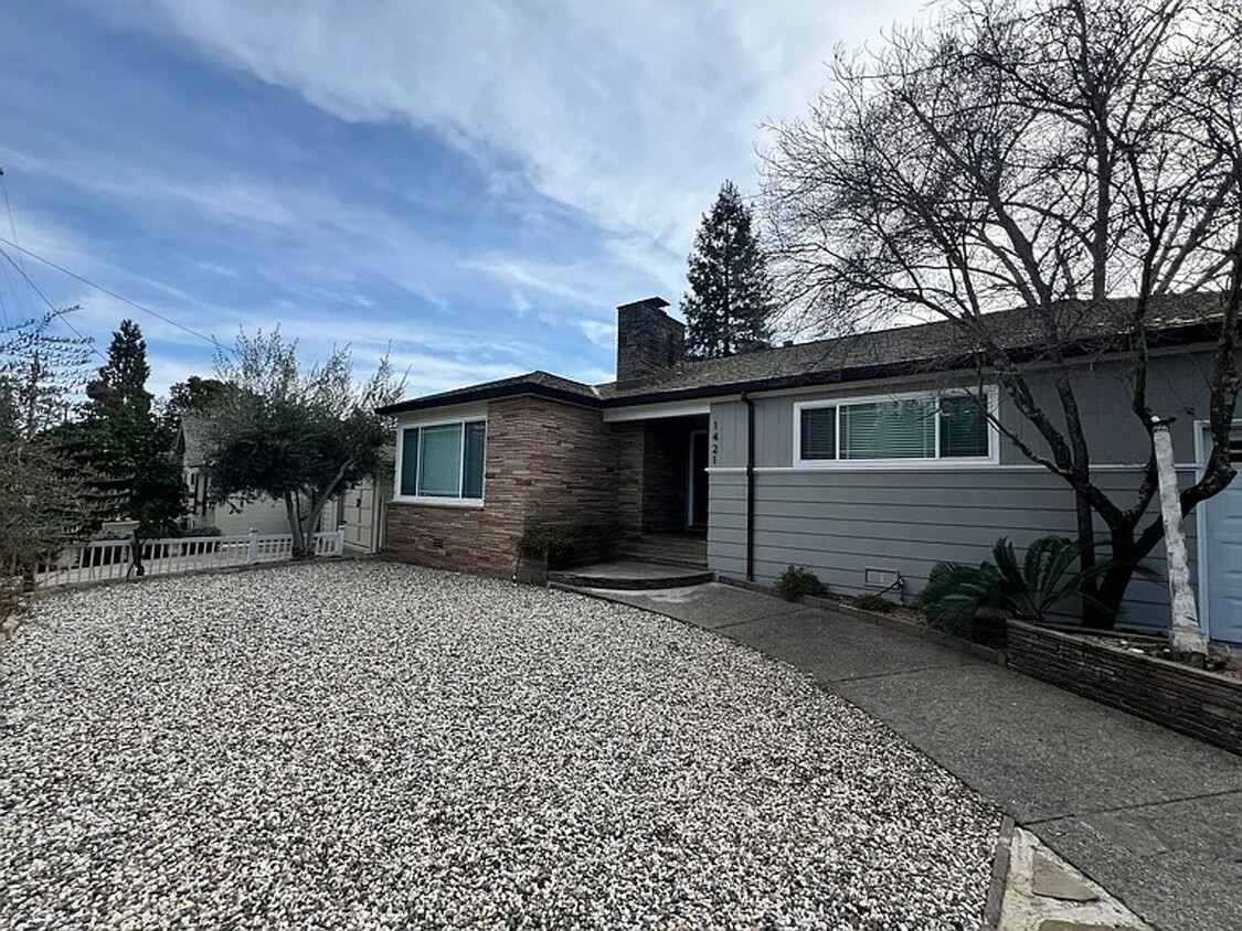 Primary Photo - Charming Home in Downtown St.