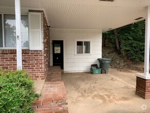 Building Photo - 912 W Clinton Dr