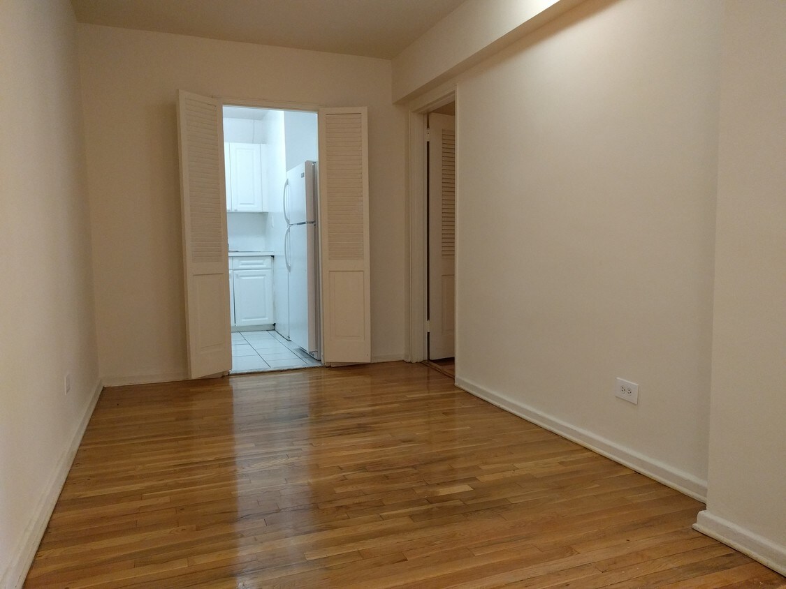 Foyer - 71-40 112th St