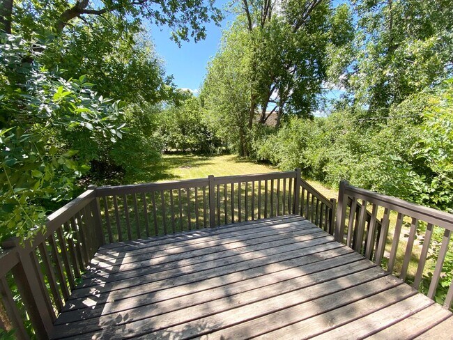 Foto del edificio - Charming 4 Bedroom Home Just One Block fro...