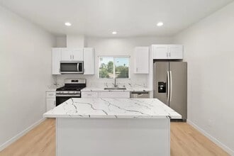 Building Photo - 5141 Ewing St