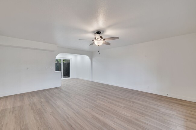 Building Photo - *End mgmt 05.01.2024* 12th Street Apartmen...