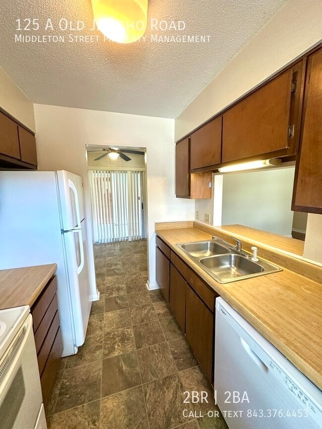 Foto del edificio - 125 Old Jericho Rd