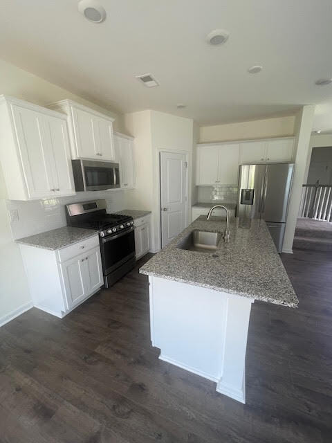Foto del edificio - Spacious 3-Bedroom, 2.5-Bath Home in a Gre...