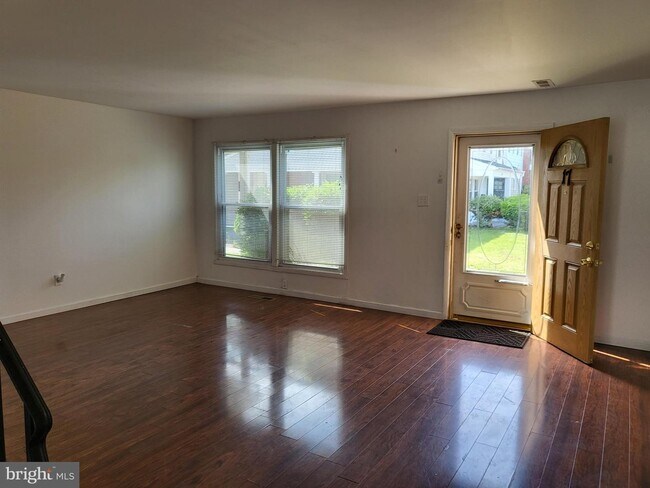 Building Photo - 17 Roberts Pl