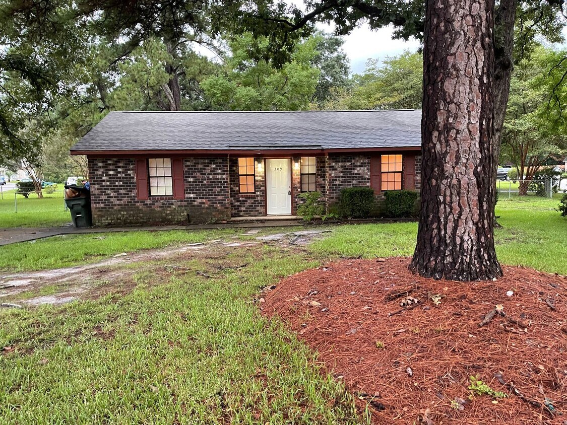 Building Photo - 3 Bedroom 1 Bath  Corner lot