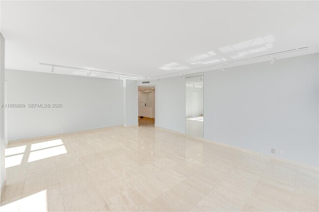 Foto del edificio - 1121 Crandon Blvd