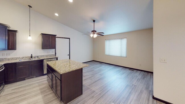 Foto del edificio - 2 bed town home!