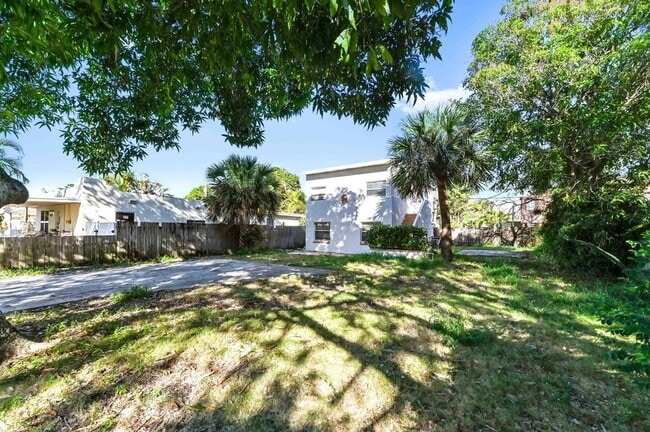 Building Photo - 515 Putnam Rd