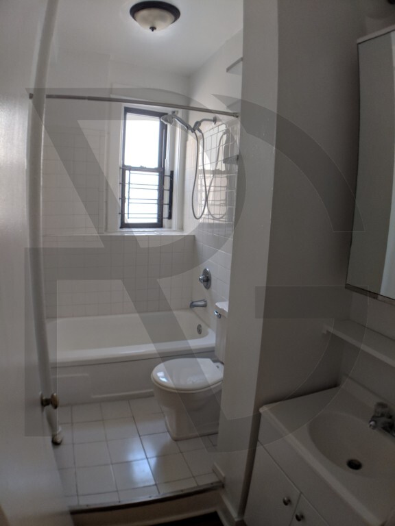 Building Photo - 428 W Belden Ave