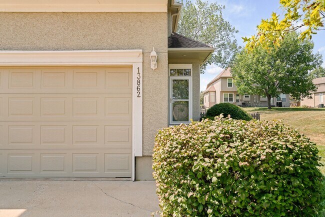 Foto del edificio - {13862} Spacious townhome in Prime Location + Maintenance Provided Community + Neighborhood Pool ...