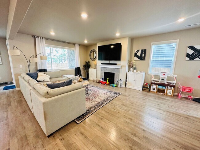 Building Photo - Spacious 4 bed 2.5 bath house in Cascade-Fairwood AC