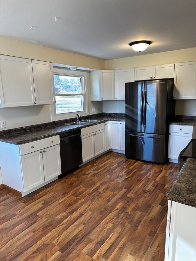 Foto del edificio - 3BR Single Family Home Available NOW on Eau Claire's Northside!