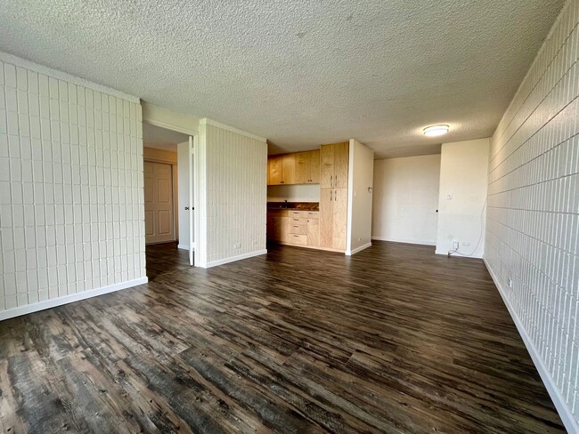 Building Photo - Haiku Hale: 2 Bed, 1 Bath Condo w/ 1 Parki...
