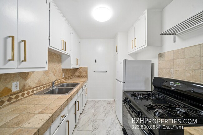 Building Photo - 7209 Willoughby Ave