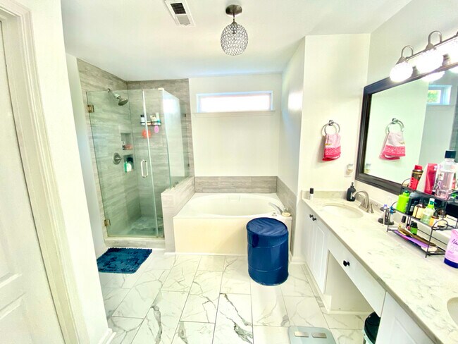 Foto del edificio - 5515 Laurel Grove Ln