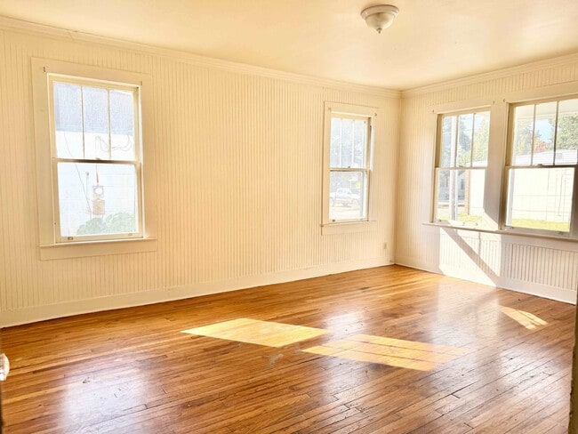 Photo - 452 Bernardo St House