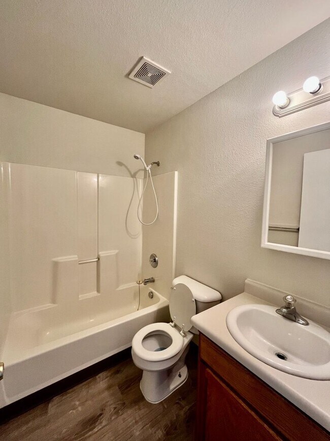 Building Photo - 1715 Oakshire Ln