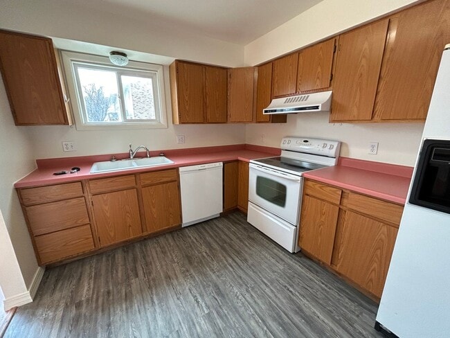 Building Photo - 3 Bed 1.5 Bath Townhome In Excellent Neighborhood