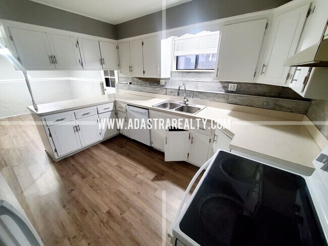Foto del edificio - Very Nice & Spacious Duplex in North Olathe-Available NOW!!