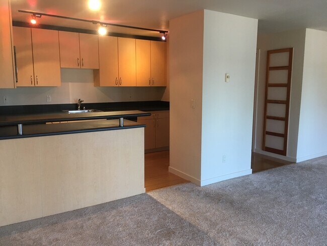 Foto del edificio - Steps from Greenlake..... Come home to thi...